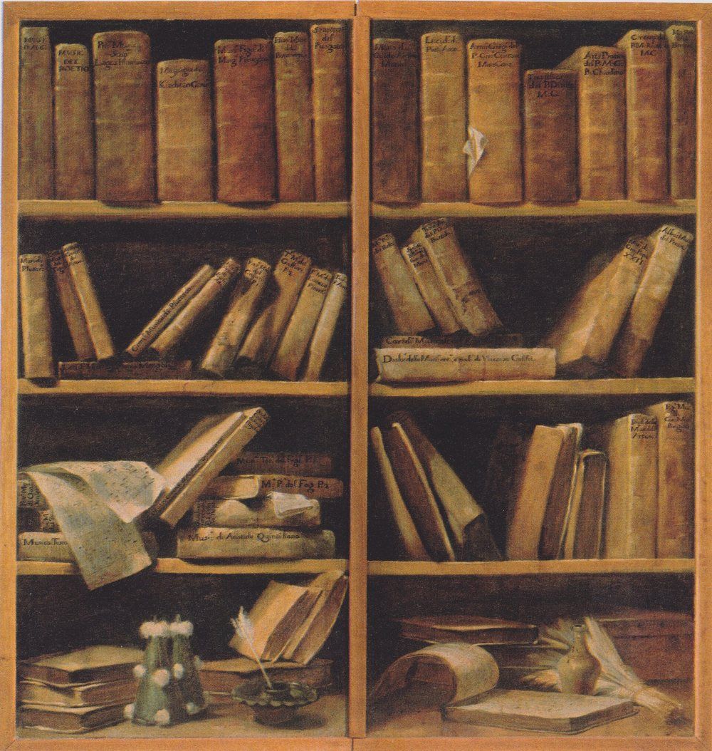 Pintura de Crespi: estantes llenos de libros antiguos, apilados y desordenados