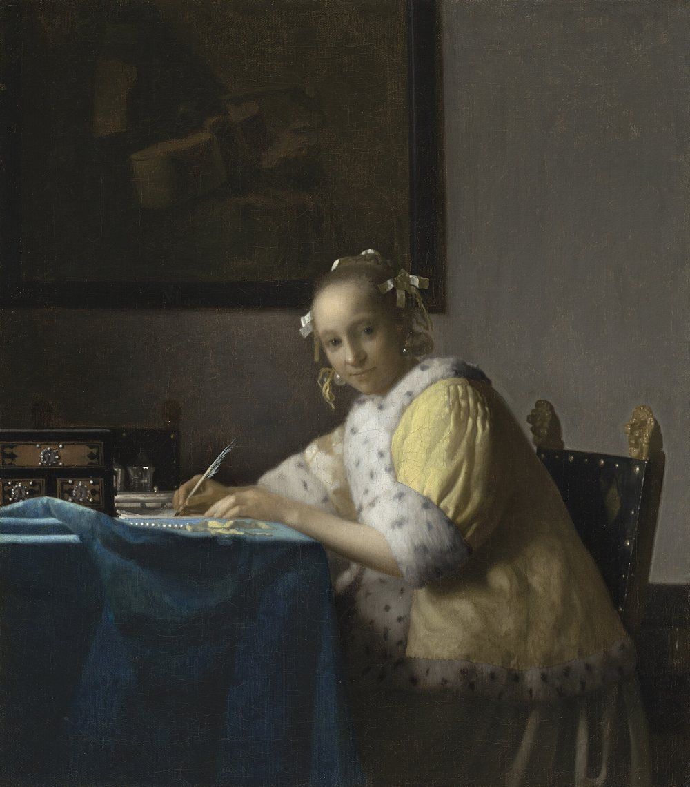 Pintura de Vermeer: una mujer escribe en su escritorio y mira al espectador